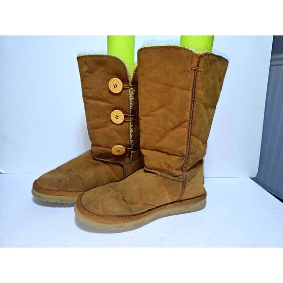 Womens UGG Bailey Button Triplet Winter Boots Size 8W Chestnut - Picture 1 of 11